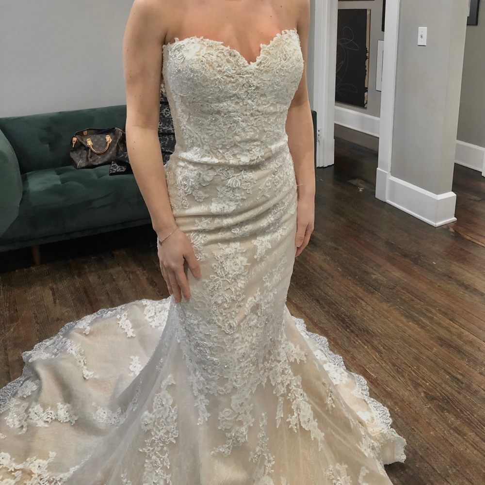 NEVER WORN size 8 Pronovias Princia Wedding Gown